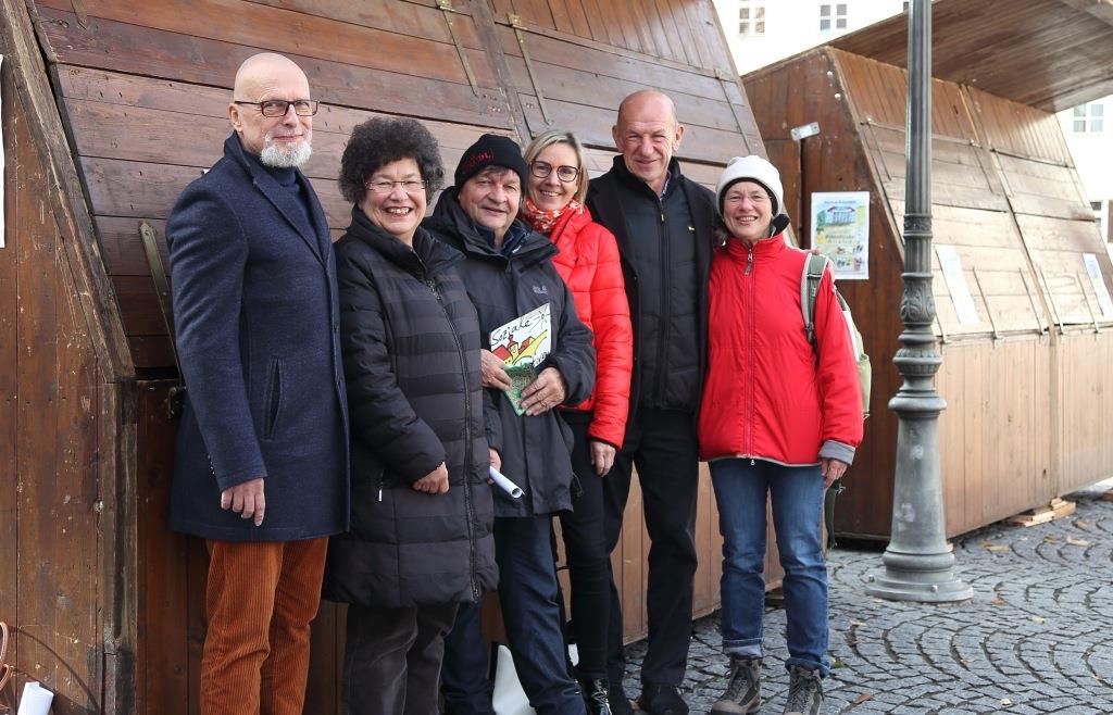 Die Buden stehen schon: Am Bismarckplatz startet am Donnerstag ein sozialer Adventsmarkt. Foto: Daniel Pfeifer